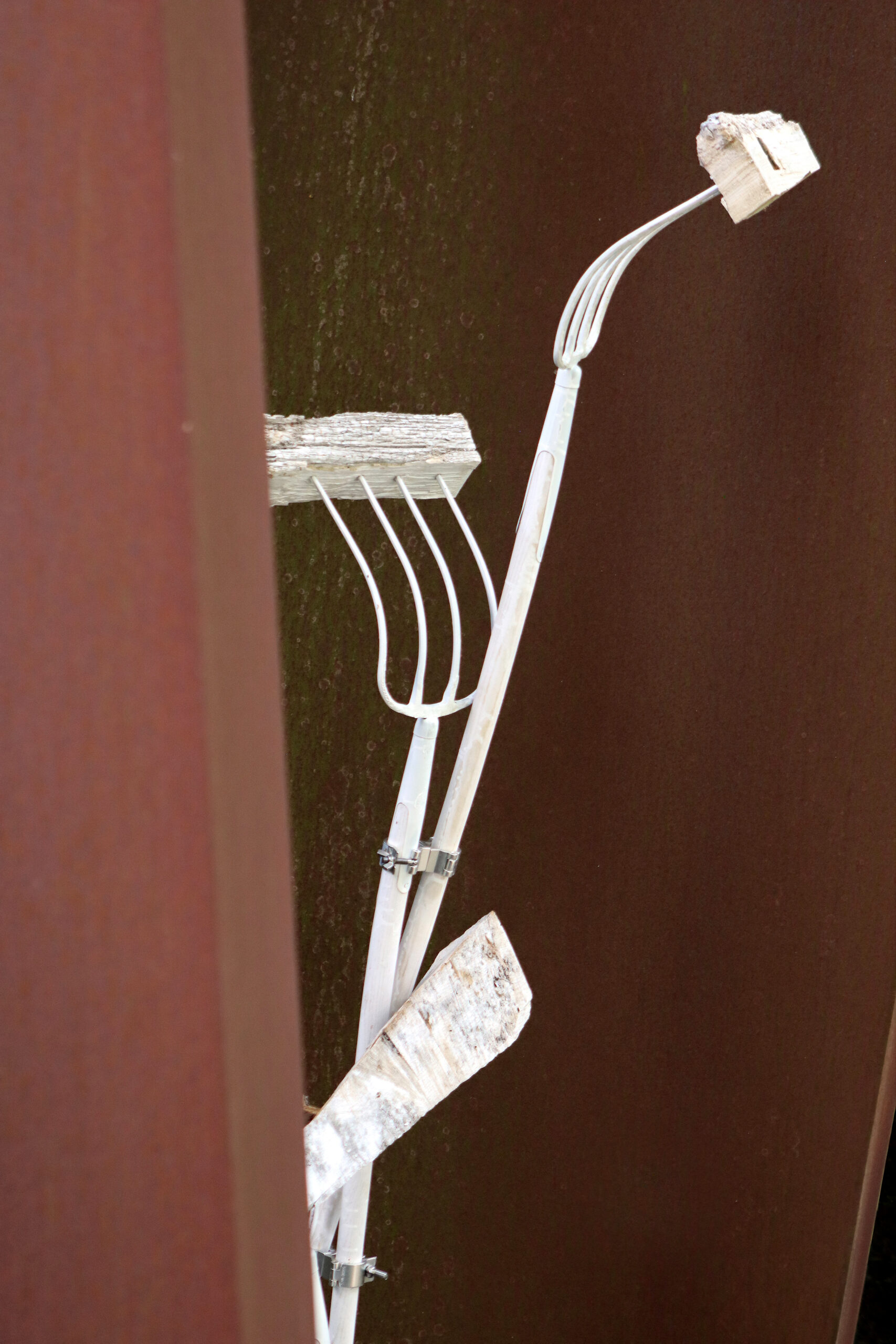 Bild Installation Forken nach Bearbeitung in weiß
